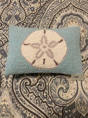 NWT Hooked Sand Dollar Accent Pillow in Seafoam Blue